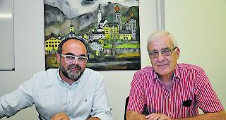 Mit dem Blick f&uuml;rs Wesentliche. Elmar Eyer (links) und Franz Imhasly in der Gesch&auml;ftsstelle von Brig Simplon Tourismus mit dem &Uuml;bersichtsplan: Die beiden haben ihre verantwortlichen Ressorts kurz vor dem Fest so weit im Griff.  