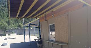 Beim Kiosk im Skatepark in Naters schlugen Unbekannte eine Scheibe ein.