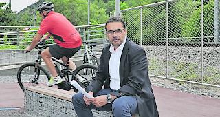 Gemeinderat Ivo Nanzer beim Bahnhof Bitsch, wo die &laquo;Rote Meile&raquo; endet und die &laquo;Gr&uuml;ne Meile&raquo; nach M&ouml;rel beginnen soll.