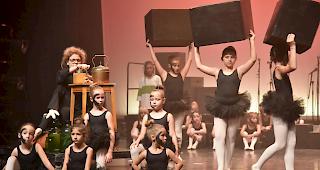 Impressionen von der Premiere des Tanztheaters &laquo;Chiros Reise ins Zauberland&raquo; mit &laquo;Move&raquo;.