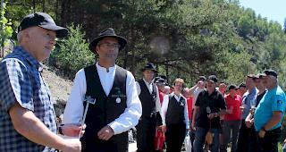 &Uuml;bergabe. Verwaltungsratspr&auml;sident Bernardo Briggeler von der St. Jodern Kellerei nimmt aus den H&auml;nden von Zeremonienmeister Edgar Zimmermann von der Heidazunft Visperterminen die Plakette des Ehren-Rebstocks in Empfang.
