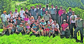 Stattliche Mannschaft. Die Mitglieder des Hubertusvereins L&ouml;tschental haben an drei Arbeitspl&auml;tzen gearbeitet und wurden dabei tatkr&auml;ftig auch von zahlreichen Nichtj&auml;gern unterst&uuml;tzt. 