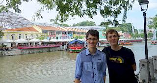 &laquo;Ich und mein Bruder Urban mit dem Singapore River im Hintergrund&raquo;