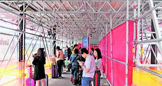 Diesj&auml;hrig wird das Perrondach bei den Gleisen 3 und 4 saniert. (Bild vom letzten Jahr, als Gleis 6 und 7 an der Reihe waren).