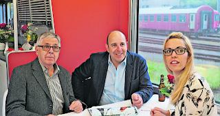 Die Buchmacher. Autor und Initiant Daniel H&auml;ni, Rico Erpen, Leiter der Rotten Verlags AG, und die f&uuml;r die Gestaltung zust&auml;ndige Bettina Zanella von der Mengis Druck und Verlags AG (von links) bei der Buchvernissage, die k&uuml;rzlich in der TEE-Original-Komposition im Depot der SBB Historic in Olten stattfand. 