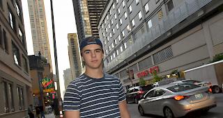 Nico Hischier vor seinem Hotel im Zentrum Chicagos.