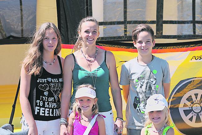 Shannon (14),  Alice (38) und Aurel Dobler (13); Vorne: Larissa (8) und Sarah Imstepf (6), alle aus Birgisch.