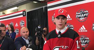 Nico Hischier, hier bei seiner ersten Presskonferenz in der NHL, ist 2017 der NHL-Nummer-1-Draft wie Auston Matthews im Jahr zuvor.