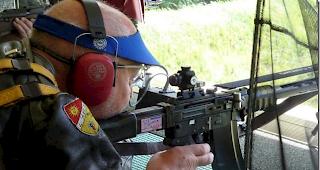 Trotz Sommerhitze wird beim Stgw. 57 mit Winterabzug geschossen. Paradox? Nein: gr&ouml;ssere Hebelwirkung des Abzugs...