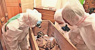 Erste Blicke. Wissenschaftlerinnen beginnen die Untersuchung der Leuker Mumie: Was verraten die Knochen &uuml;ber die Frau im Sarg? 