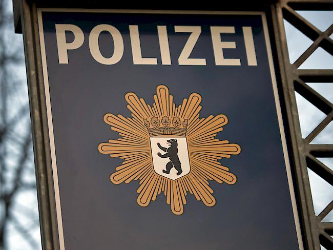 Ein Schild mit der Aufschrift Polizei und dem Berliner Bären. (Symbolbild)