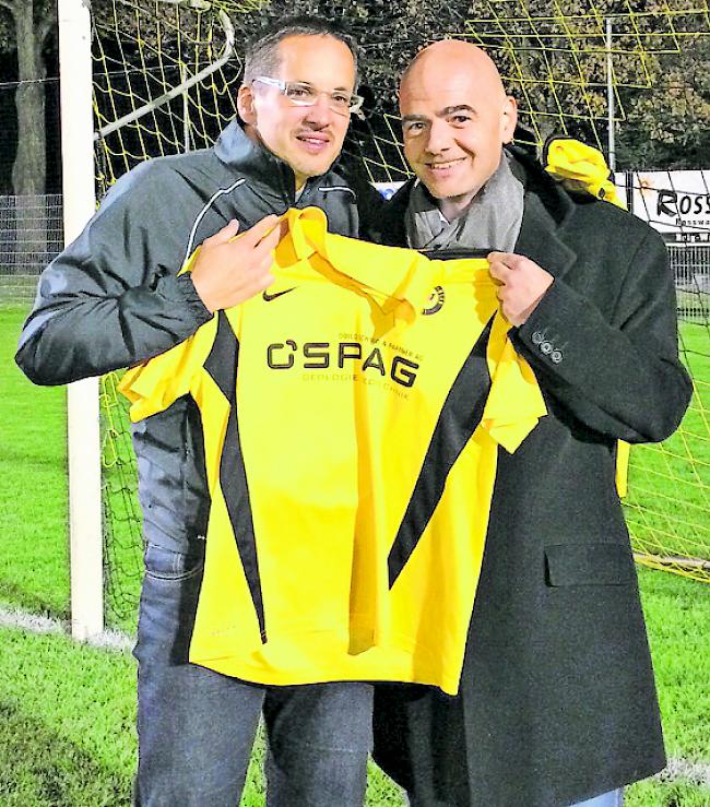 Bald wieder zu Hause. Gianni Infantino (rechts) mit FC-Brig-Glis-Präsident Rinaldo Arnold in der Geschina.  