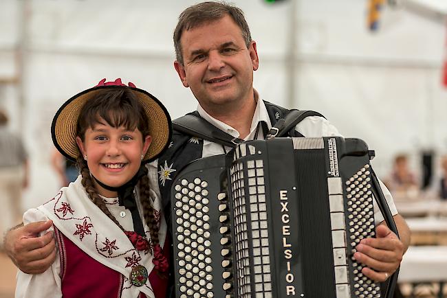 Célia Schwery (11) und Damian Bumann (55), beide aus Glis.