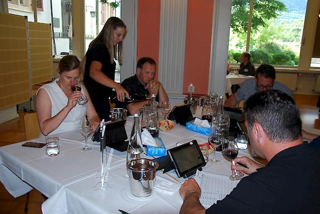 Die Jury beim Grand Prix du Vin Suisse besteht unter anderem aus Winzern, Önologen oder auch Weinhändlern.