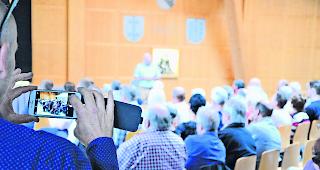 Aufmerksame Zuh&ouml;rer. Die Infoveranstaltung rund um die zuk&uuml;nftige m&ouml;gliche Nutzung der ehemaligen Armeeanlagen auf dem Territorium der Gemeinde Goms stiess bei der Bev&ouml;lkerung auf reges Interesse. 