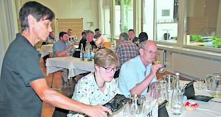 Blind-Verkostung. Die Experten wissen nicht, welchen Wein sie bekommen, einzig die Traubensorte ist bekannt.  