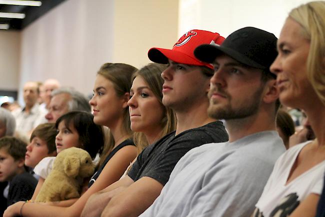 Nico Hischier (Mitte) im Kreise seiner Familie. 