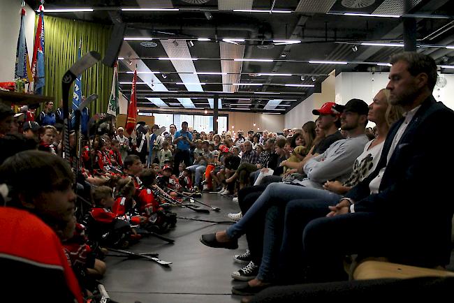 Der Empfang von Nico Hischier lockte mehrere hundert Natischer und Hockeyfans ins World Nature Forum.  