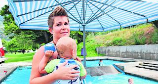 Ohne Einschr&auml;nkung. Beraterin Sara Roth zeigt ein Tuch, welches man auch im Schwimmbecken tragen kann.  