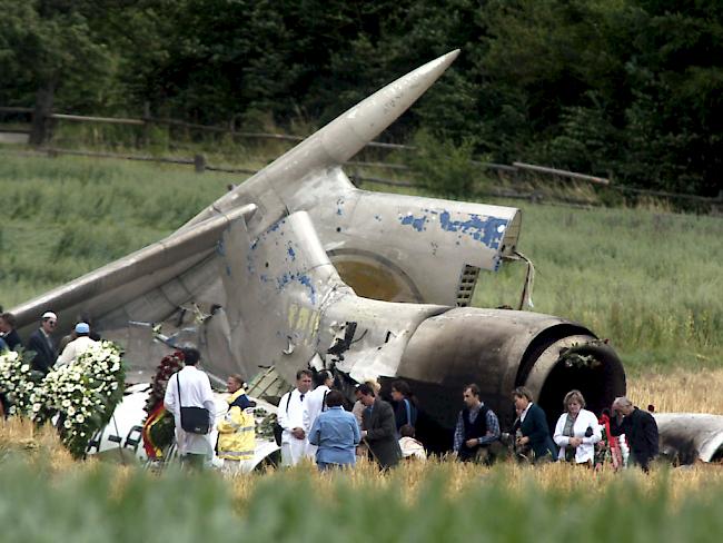Am 4. Juli 2002 besuchten Angehörige der Opfer die Absturzstelle der russischen Tupolew TU-154 in Hoellwangen-Brachenreute nahe Überlingen am Bodensee. Beim Zusammenstoss zweier Flugzeuge am 1. Juli 2002 starben 71 Menschen.