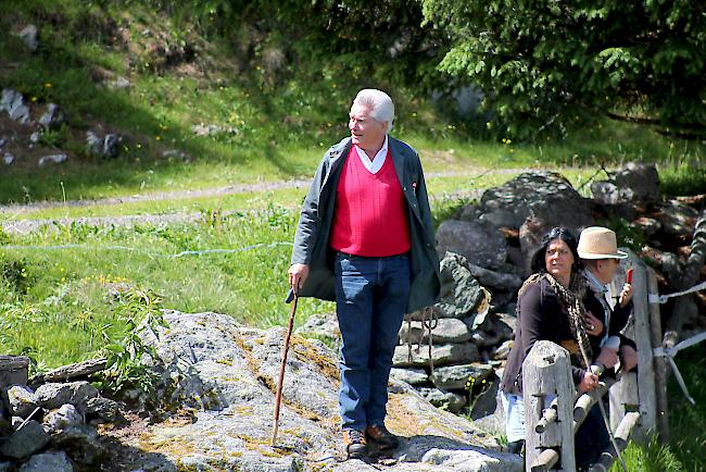 Organisator Oswald Andres aus Ergisch verfolgt das Kampfgeschehen mit wachsamem Blick.  