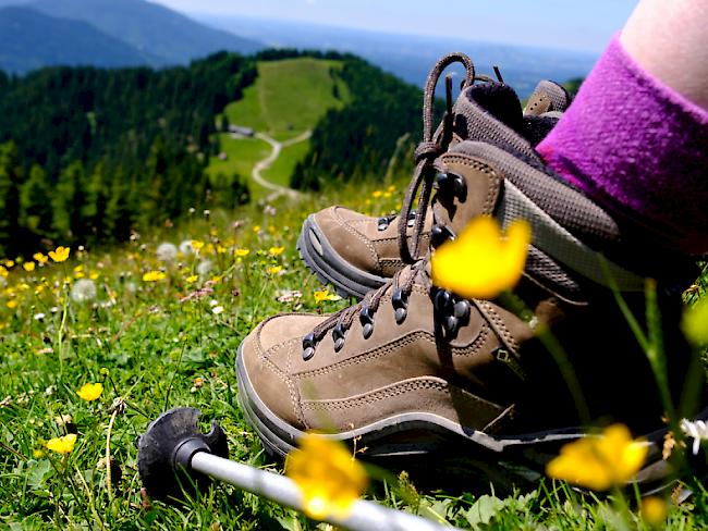 Wandern wird immer beliebter. Schweiz Tourismus lädt am kommenden Wochenende nun auch zu Nachtwanderungen ein. (Symbolbild)