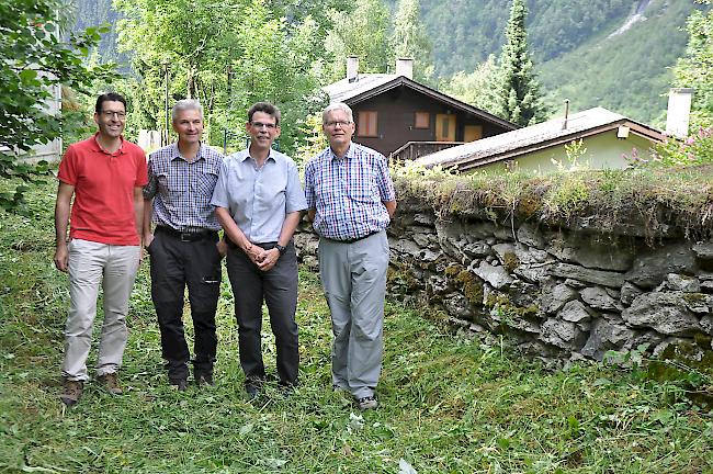 Christian Theler (Revierförster, 2. von links) und Franz-Stefan Meichtry (Bauverwaltung Naters, 2. von rechts) inspizieren zusammen mit den Vertretern von Fonds Landschaft Schweiz Michel Bhend (links) und Franz-Sepp Stulz (rechts) die sanierungsbedürftigen Stellen der alten Bergstrasse.