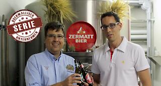 Prosit! Braumeister Andreas Falk (links) und Vertriebsleiter Serge Zurbriggen vor dem Sudhaus der Zermatter Brauerei.  