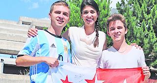 Ezequiel (l.) und Joaqu&iacute;n Zurschmitten mit Kollegiumslehrerin Dolores Zurwerra.