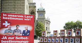 Die SVP hatte die Unterschriften zur Selbstbestimmungsinitiative vor rund einem Jahr eingereicht. (Archiv)