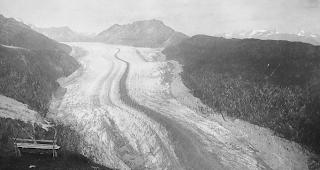 1885. Seit Ende des 19. Jahrhunderts ist der Grosse Aletschgletscher um &uuml;ber drei Kilometer zur&uuml;ckgegangen.  