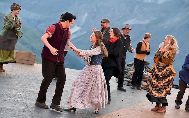 Szene aus «Romeo und Julia am Gornergrat»: Das Stück kam bestens an beim zahlreichen Premierepublikum.