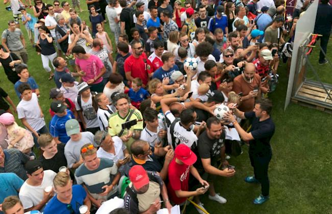 Begehrt. Alessandro Del Piero erfüllt die unzähligen Autogrammwünsche