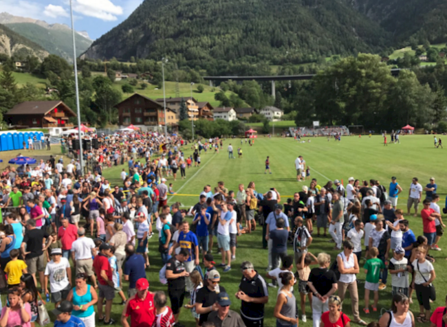 Andrang. Bereits eine Stunde vor Anpfiff war der Sportplatz Geschina praktisch «ausverkauft».