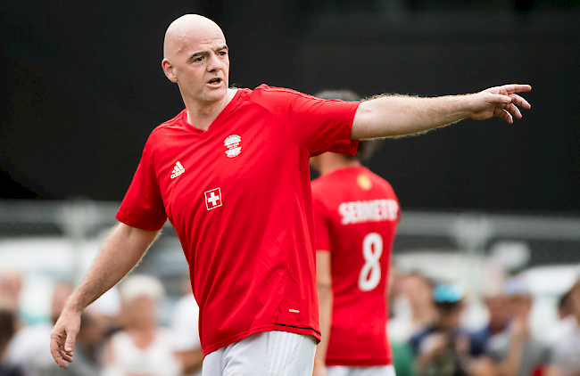 Dirigent. Fifa-Chef Gianni Infantino gibt im Team Schweiz taktische Anweisungen.