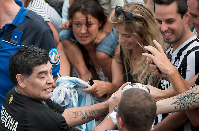 Begehrt. Autogramme von Diego Armando Maradona waren in Brig heiss begehrt.