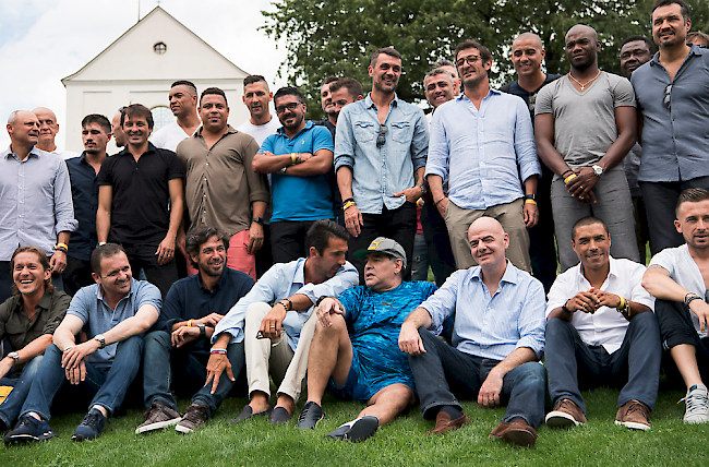 Posing. Die Fussballweltstars Diego Maradona, Gianluigi Buffon und Ronaldo stellen sich zusammen mit weiteren weltbekannten Fussballgrössen und Fifa-Chef Infantino zum Gruppenfoto.