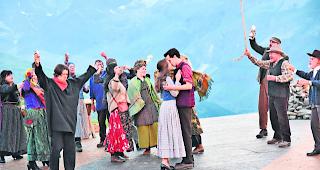 Hochzeit. Jakob und Maria feiern mit den Heimatlosen: Ein Kuss besiegelt ihre Hochzeit  &ndash;  doch was bringt die Zukunft den beiden Liebenden? 