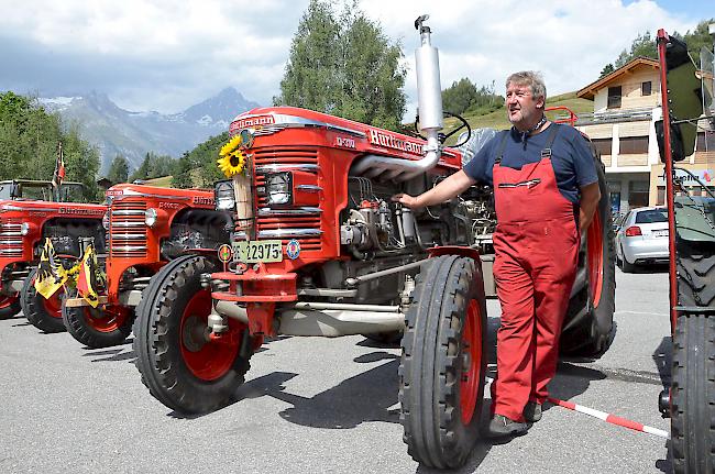 Stolzer Besitzer. Alfred Zwahlen aus Belp mit seinem «Hürlimann D-310». Im Modell mit Jahrgang 1974 stecken 85 Pferdestärken.