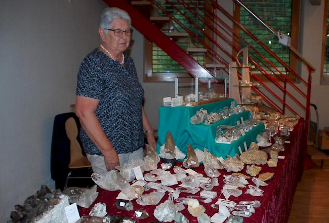 Rund 20 Aussteller bieten in Fiesch ihre Bergkristalle und Mineralien feil.