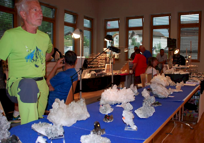 Rund 20 Aussteller bieten in Fiesch ihre Bergkristalle und Mineralien feil.