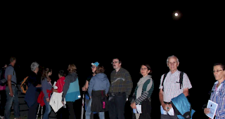 Der Vollmond als Begleiter. Wandergruppe auf der Lauchernalp.

