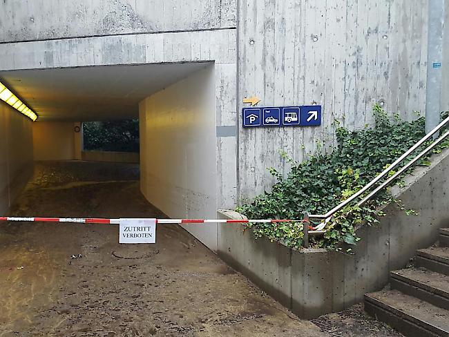 "Zutritt verboten": Das unterirdische Parkhaus beim Bahnhof Zofingen bleibt gesperrt. Hundert Autos mussten aus dem Wasser geborgen werden.