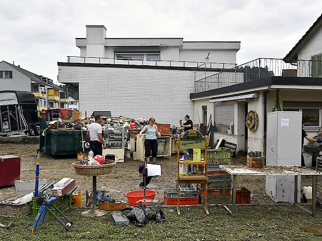 Aufräumen und Putzen: Nach dem heftigen Unwetter in der Region Zofingen gibt es noch die ganze Woche viel zu tun - wie hier bei einer Bäckerei in Uerkheim.