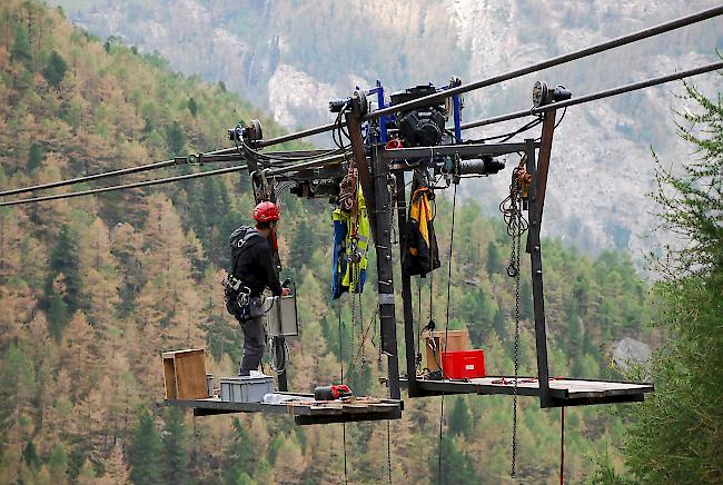 Schnappschüsse von der Baustelle. In 18 Tagen muss die Hängebrücke fertig sein.