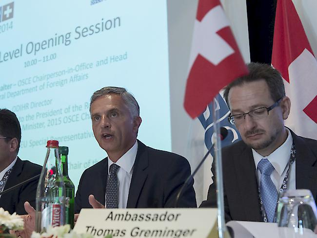 Thomas Greminger (rechts) mit Aussenminister Didier Burkhalter in einer Aufnahme vom Juni 2014: Der Schweizer Diplomat soll neuer Generalsekretär der Organisation für Sicherheit und Zusammenarbeit in Europa (OSZE) werden. (Archivbild)