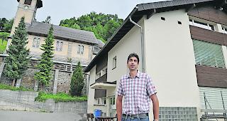 Gemeindepr&auml;sident Iwan Eyholzer vor dem Primarschulhaus in Betten.