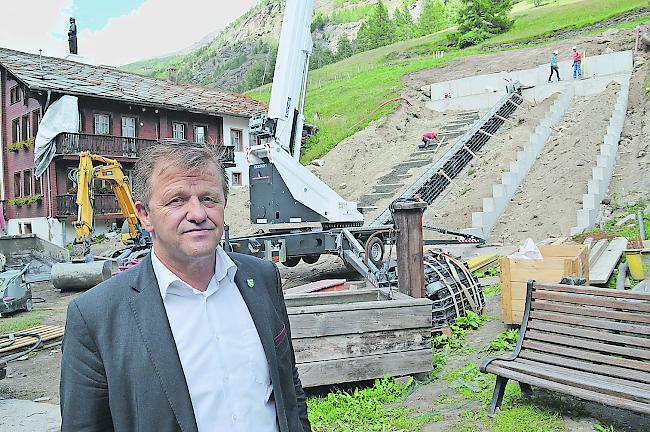 Gemeindepräsident Bruno Ruppen vor der Baustelle der neuen Tribüne.