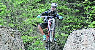 K&ouml;nner auf der Sch&auml;rtlochbr&uuml;cke. Mit der richtigen Technik l&auml;sst Ken Imhasly das Vorderrad seines Mountainbikes steigen.  