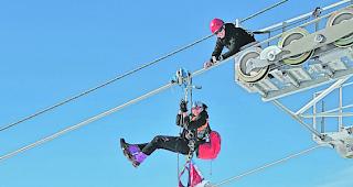 Schwebend. Im Einsatz f&uuml;r einen sicheren Betrieb der Anlagen: Seilbahn-Mechatronikerin Nimei Gruber. 